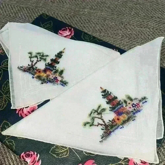 Unknown Accessories - Set of 2 vintage embroidered hankies